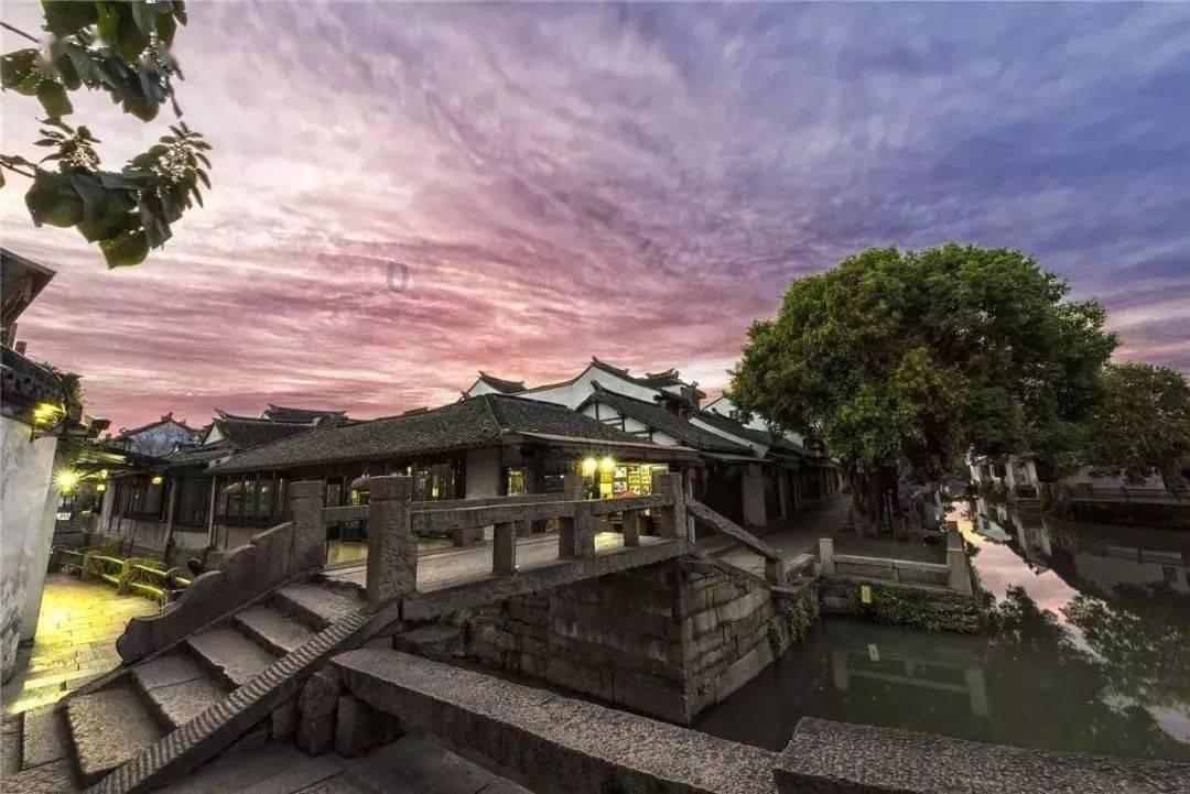 逃离废弃的卡车场